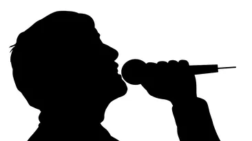 Un nou amantlac loveste lumea artistilor! Un cunoscut cantaret a fost fotografiat in tandreturi cu o alta femeie decat sotia lui!