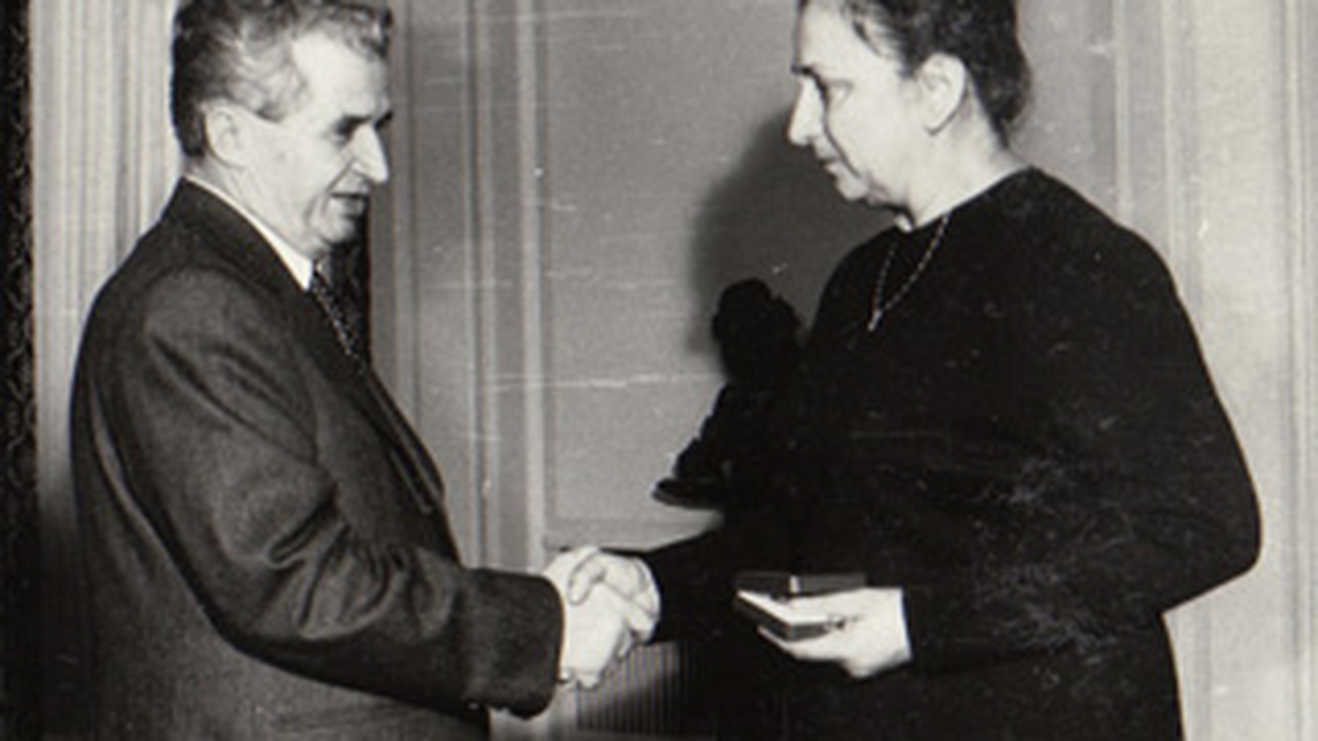 Filmata in timp ce lovea fara mila un bolnav! O persoana din anturajul lui Nicolae Ceausescu, arestata pentru maltratarea unor persoane cu Alzheimer!