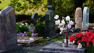 Ce nu ai voie să faci niciodată în cimitir? Este total interzis să luaţi ceva de jos, dacă vă scapă pe pământ