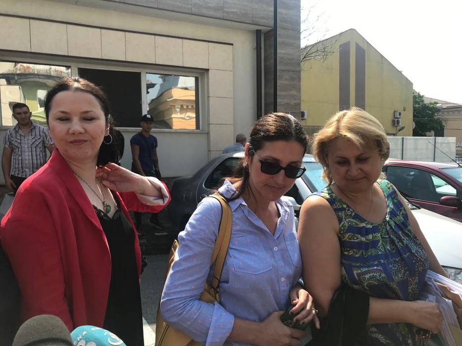 Ramona Săcărin (centru) a venit însoțită de trei avocate la procesul de la Curtea de Apel Craiova