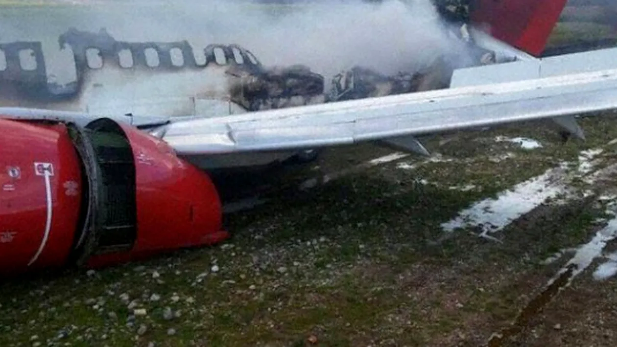 Un avion plin cu pasageri a luat foc!