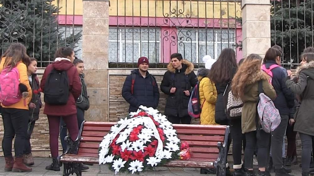 Elena, adolescenta de 15 ani sugrumată și otrăvită de propriul tată, a fost înmormântată. Gestul făcut de colegii ei. FOTO