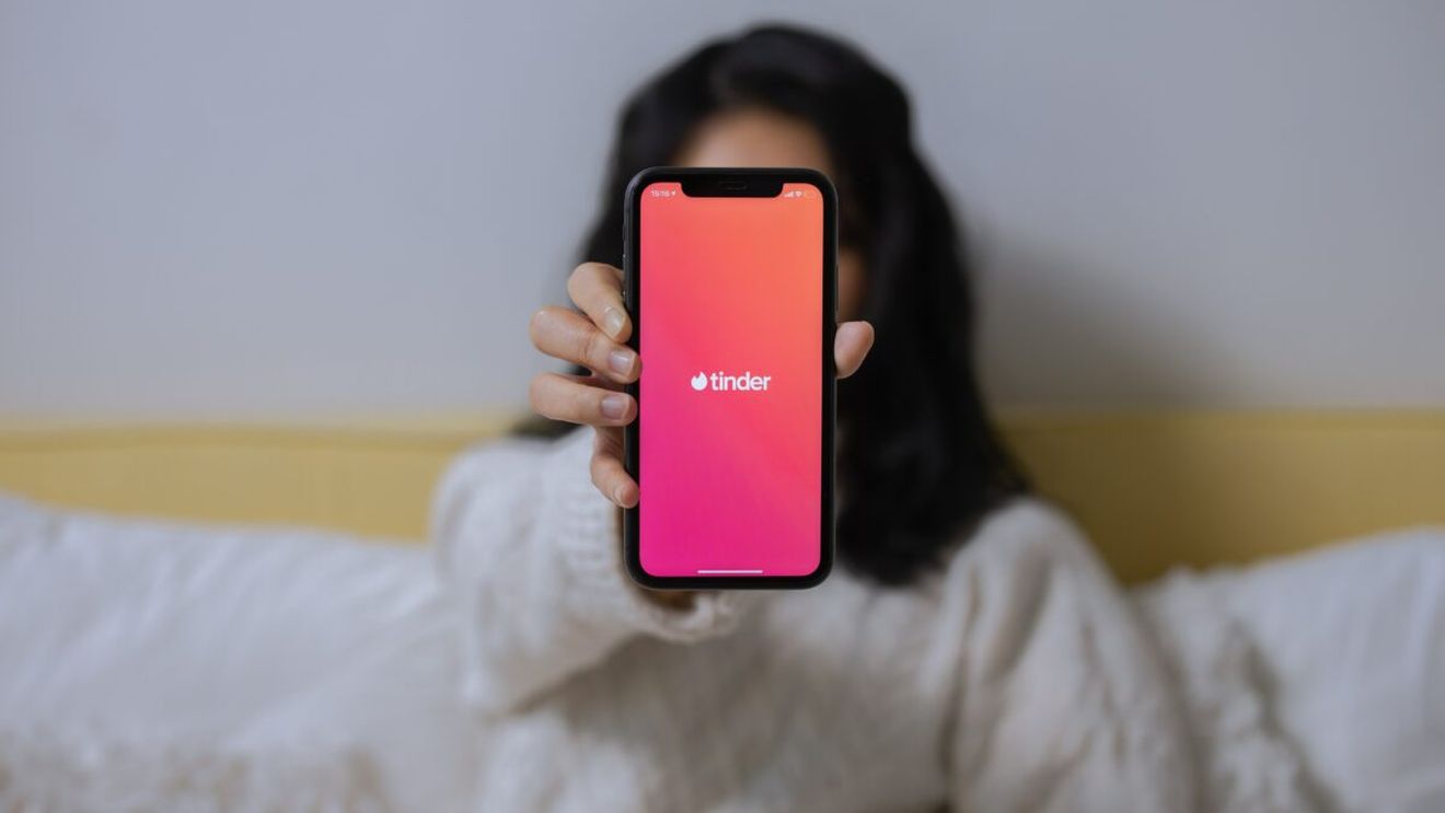 Atenţie, foloseşti Tinder? Lucrurile pe care nu ar trebui să le facă niciodată un bărbat. Sunt interzise