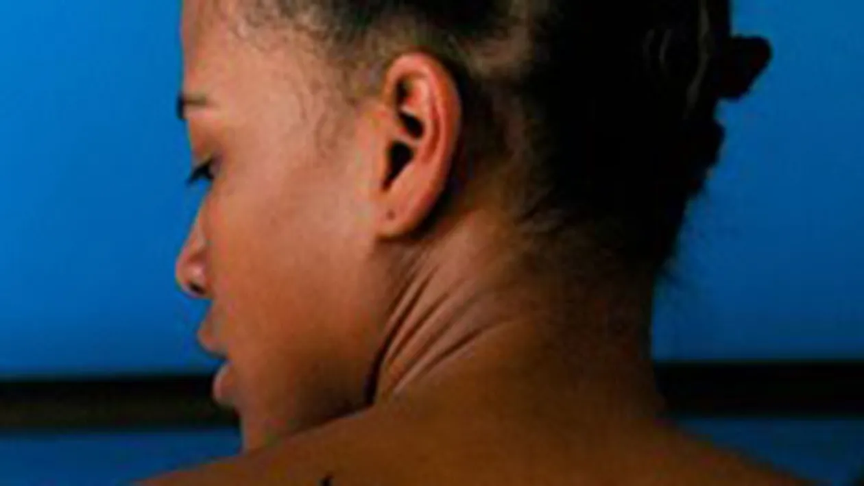 Cea mai HORROR sedinta foto din ISTORIE! Imbracata sumar, o tipa s-a intins pe spate si... Vezi aici ce a iesit