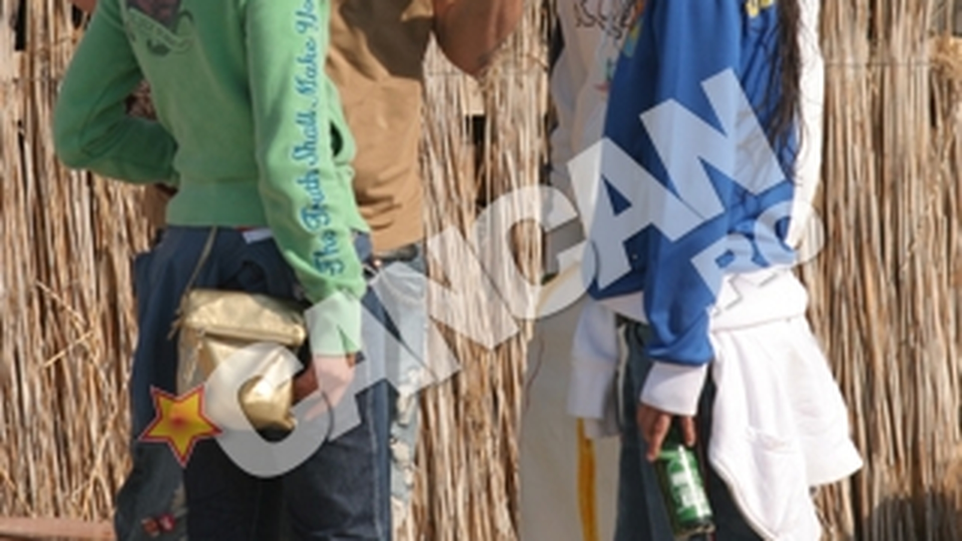 Imagini de colectie cu Andreea de la "Masterchef"!   "Casnica" si Cosmina au fost prietene la catarama! Uite cum o "ardeau" la Vama Veche, nemachiate, cu suzete atarnate de gat si cu beri in mana!