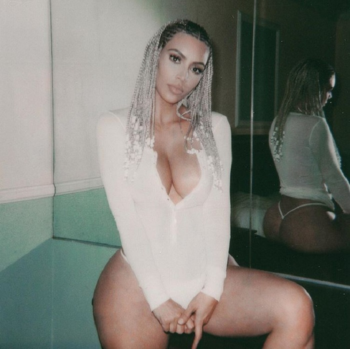 Kim Kardashian a pozat topless! Poziţiile în care stă i-a înnebunit pe bărbaţi. Detaliul inestetic de pe posteriorul bombat