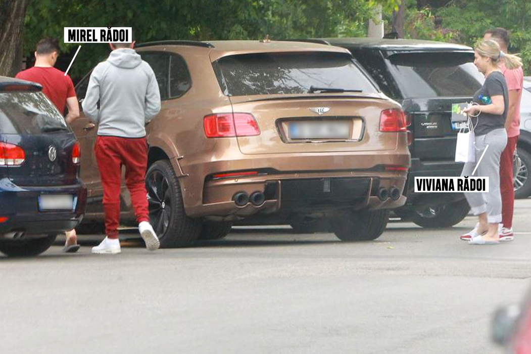 Mirel Rădoi și unul dintre amicii lui "inspectează" Bentley-ul