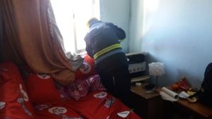 Panică într-un bloc de locuințe din Fieni! Doi soți au ajuns la spital
