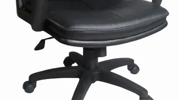 Îmbulzeală la Buzău pentru scaune şi drujbe! Peste 200 de oameni au luat cu asalt ofertele unui nou magazin deschis!