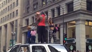 VIDEO Scenă INCREDIBILĂ in mijlocul unei străzi din SUA! Ce fac doi bărbati si o femeie, in văzul tuturor