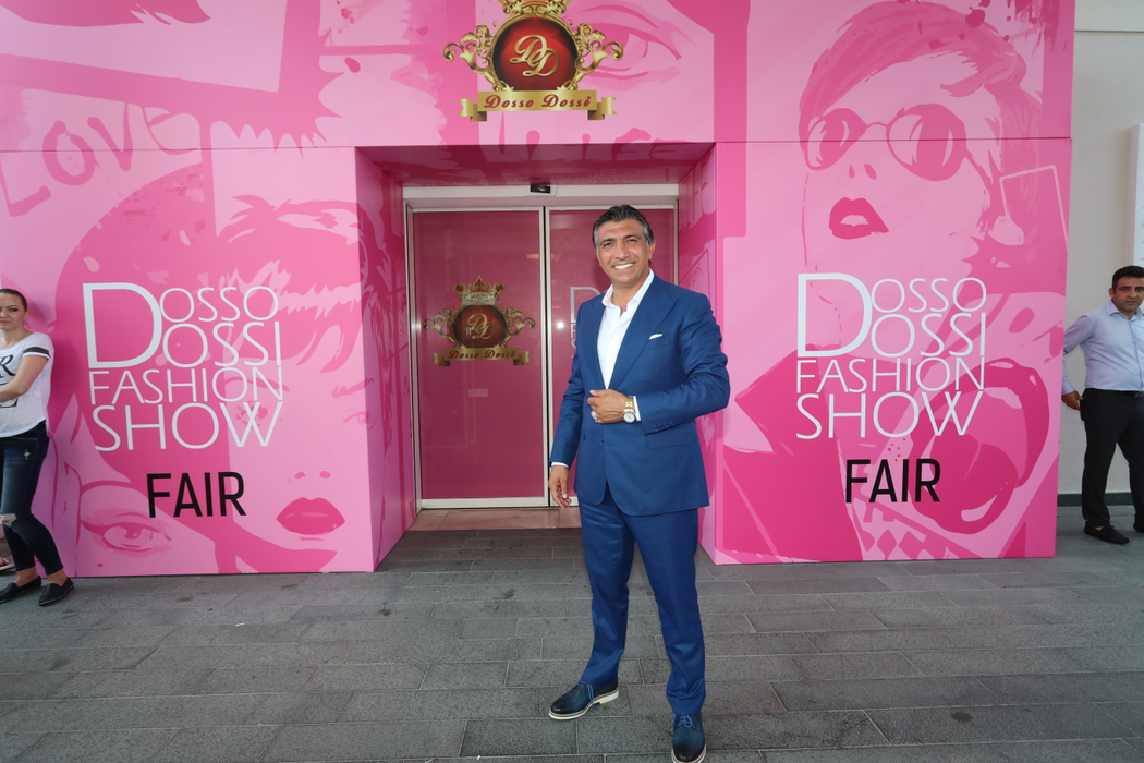 Conceptul  Dosso Dossi Fashion Show a luat naştere în urmă cu 15 ani, în 2002, şi aparţine omului de afaceri Ahmet Eraslan