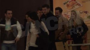 VIDEO Prieteni foarte buni sau....? Corina Caragea si Victor Slav au mers la film insotiti numai de cupluri