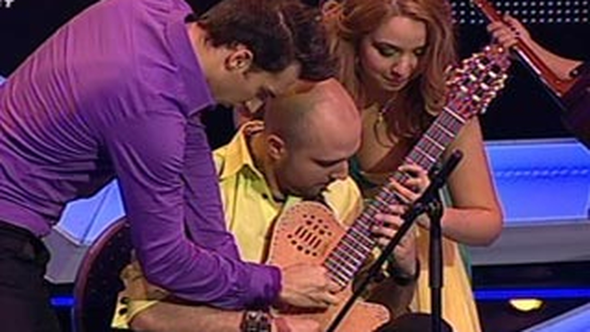 Patru maini, trei oameni si o chitara! Trio Zamfirescu a facut ce nu s-a mai facut vreodata pe scena de la Romanii au Talent!
