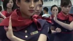 VIDEO Chinezii au solutii anti-teroristi: stewardesele au luat lectii de arte martiale! Astea mici pun la pamant pe oricine le sta in cale!