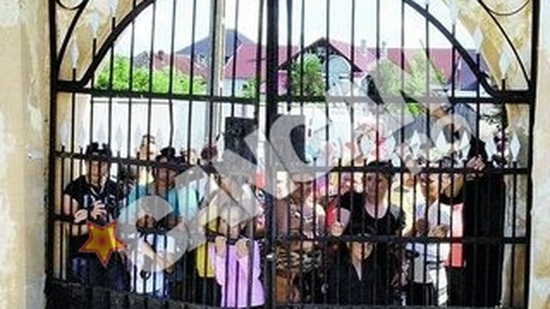 Saracii stransi la poarta cimitirului catolic din Pecica au plecat cu desaga goala! Au asteptat degeaba pomana de la studenta ucigasa
