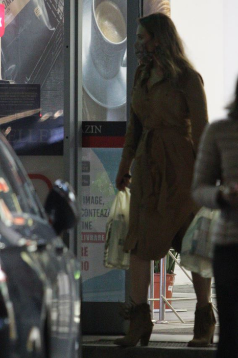 Iulia Vântur, la cumpărături în miez de noapte