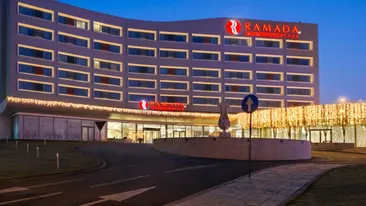 Imagini șocante! Tavanul hotelului Ramada din Craiova s-a prăbușit chiar lângă un om. Bărbatul era la un pas să fie strivit