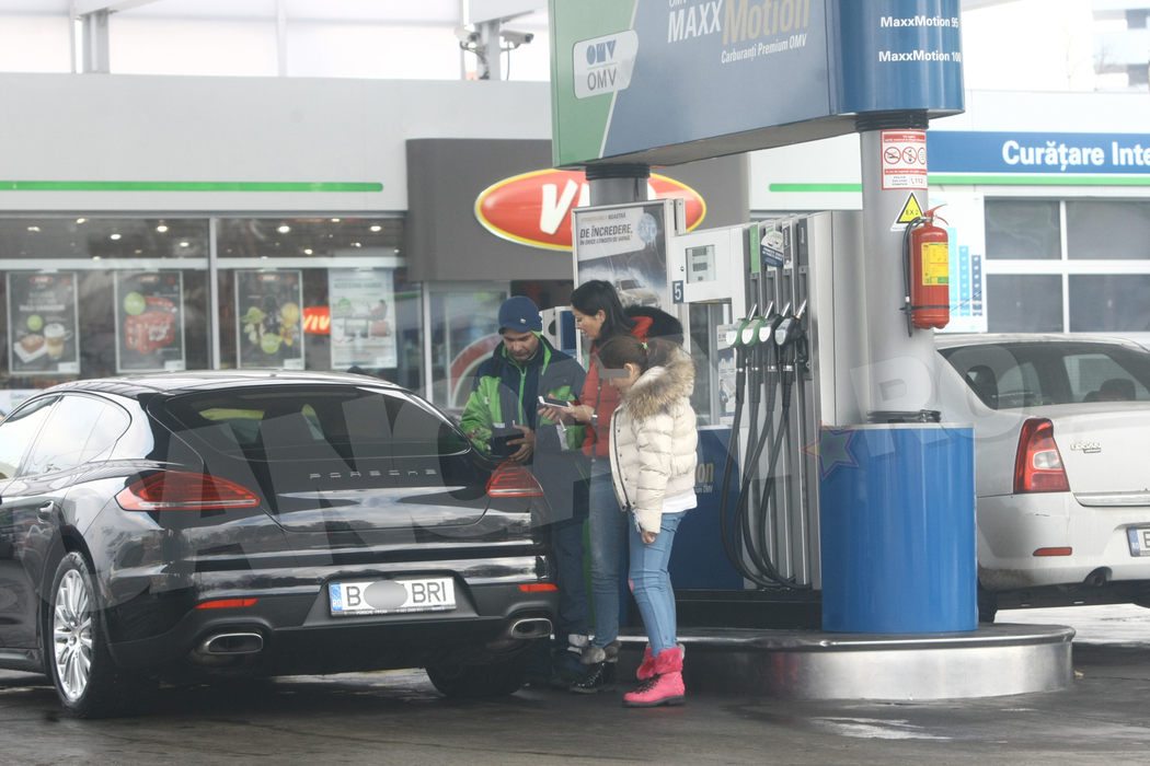 Soţia lui Ilie Năstase a păţit-o chiar de Anul Nou. S-a urcat în Porsche şi… l-a rupt în benzinărie!