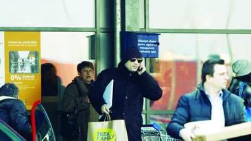 Fite de star international! Cristi Enache a colindat o ora prin magazin cu ochelarii de soare la ochi, pentru a nu fi recunoscut