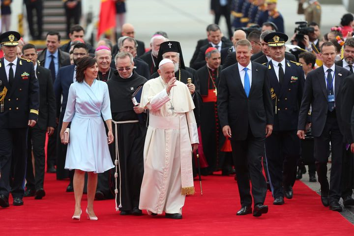 Papa Francisc a fost așteptat de președintele României și de Prima Doamnă