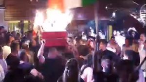 Spectacol la NUBA. ”Regele internetului” a luat…un coşciug doldora de şampanii! La începutul verii, acelaşi milionar a cumpărat şi cea mai mare şampanie comandată vreodată în România