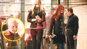 Si-a petrecut seara cu doua blonde