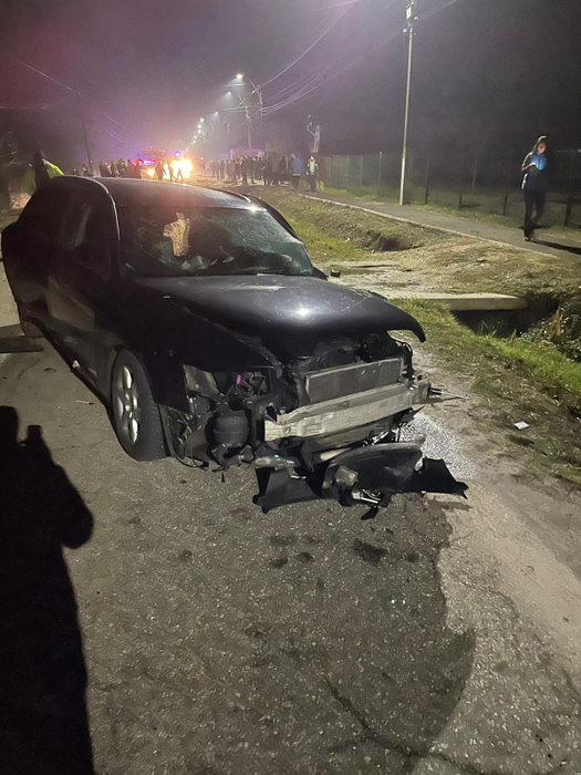 Cursă nebună! A furat două mașini și cu ultima a făcut accident. Patru persoane au fost rănite