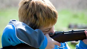 O fetita de noua ani a murit in fata casei parintesti! Impuscata in cap de tovarasul de joaca