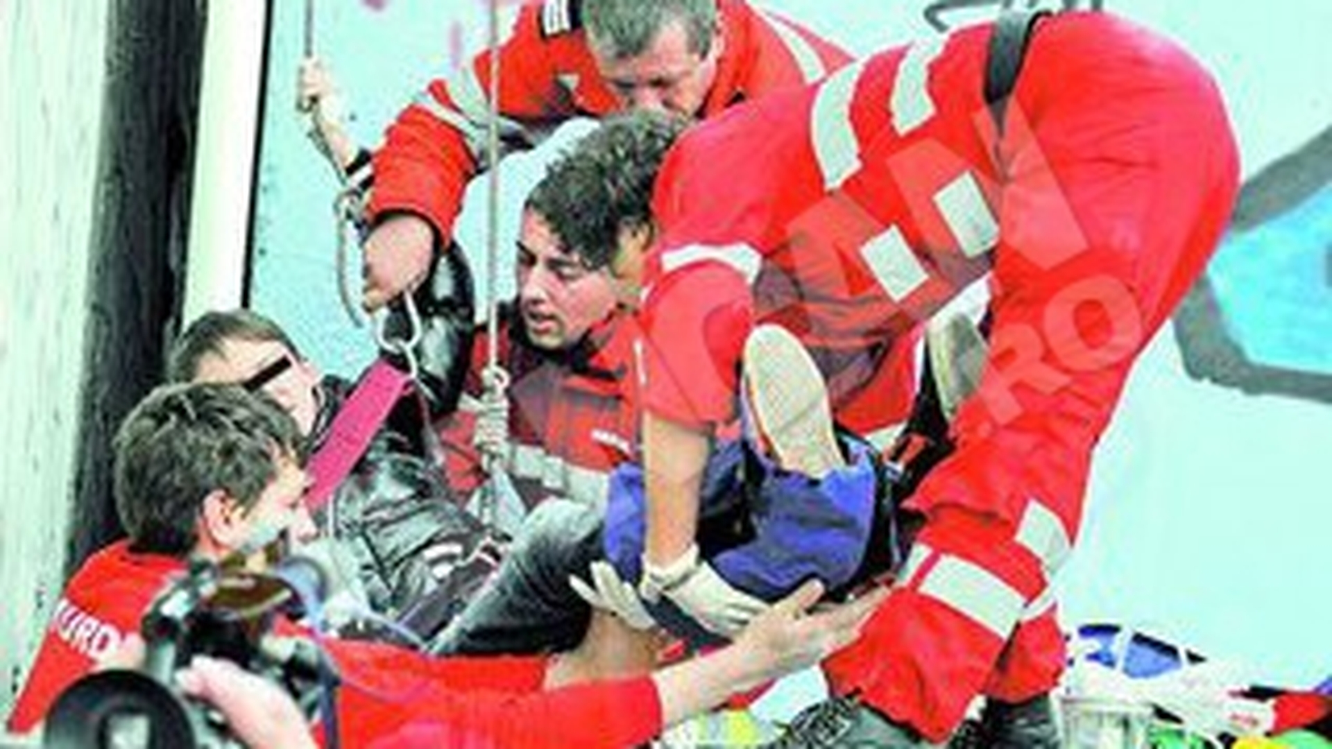 Un adolescent din Constanta a cazut intre doua cladiri aflate la 30 cm distanta. A stat o ora captiv in "prapastie"