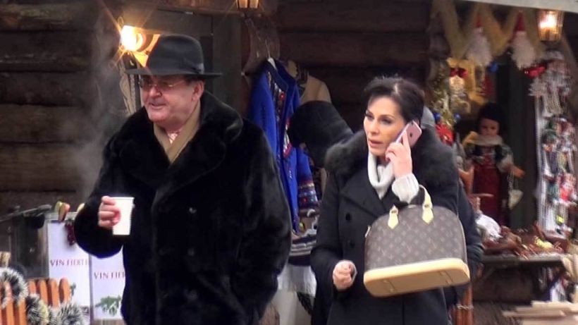 VIDEO EXCLUSIV. Miliardarul îmblănit a scos-o în târg, la un vin fiert, pe o doamnă pofticioasă!