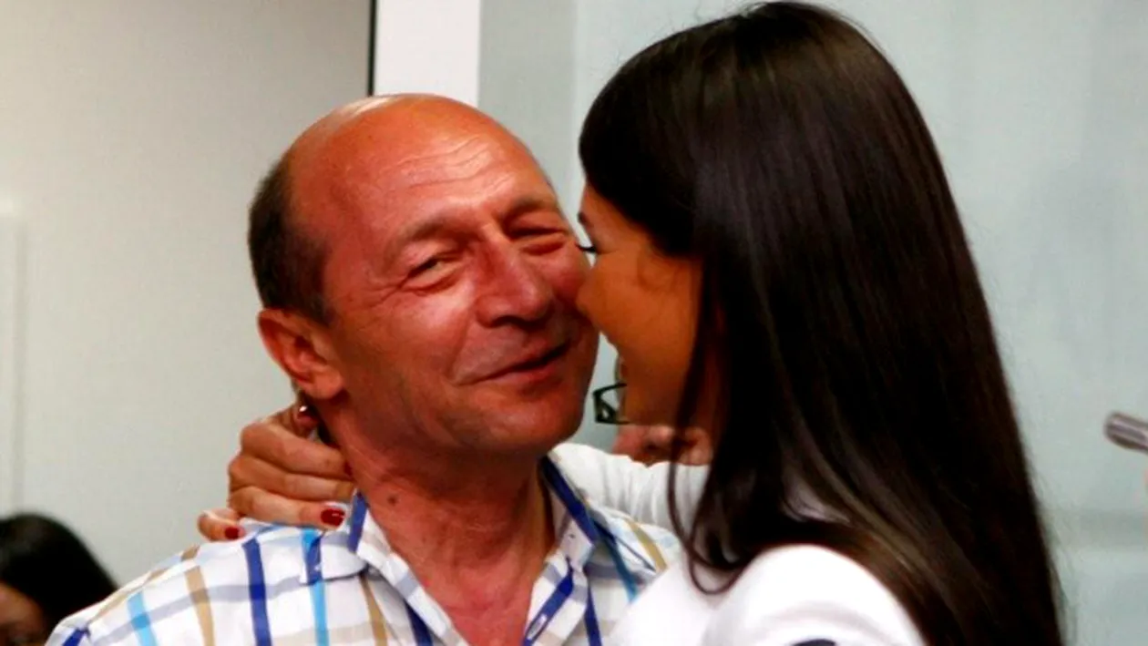 Imagini de colectie! Emotii mari pentru socrul mic in ziua in care i se marita mezina Elena! Astea sunt pozele care-l impresioneaza pe Basescu pana la lacrimi!
