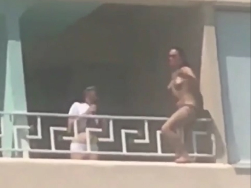 O ”bombă sexy”, goală, pe balconul unui hotel din Mamaia