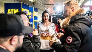 Giannis Ploutarchos, întâmpinat cu pâine și sare de o bombă sexy pe Aeroportul Otopeni! FOTO