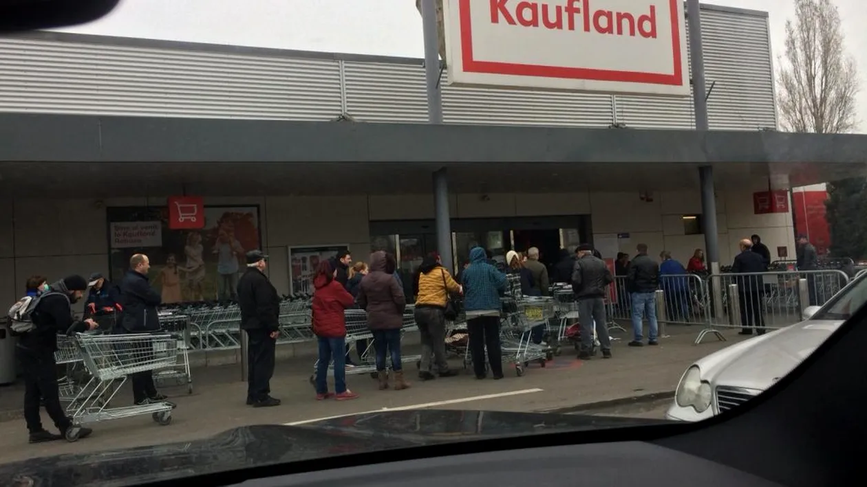 Românii au luat cu asalt supermarket-urile, în ciuda avertismentelor. Stau la cozi infernale așteptând să intre pentru a-și face provizii