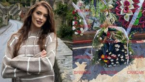 Ce au scris foștii colegi ai Teodorei Marcu, de la Insula Iubirii, pe coroană. Tânăra de 23 de ani a fost condusă, joi, pe ultimul drum