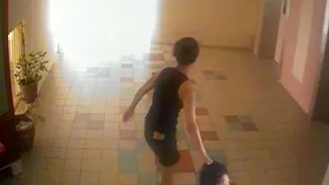 Scene teribile cu o bunică care este bătută cu bestialitate în scara unui bloc: ''A continuat să mă calce pe cap...''