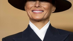 Ce mesaje ascunse transmit ținutele Melaniei Trump purtate la vizita oficială din Marea Britanie. Cine a îmbrăcat-o