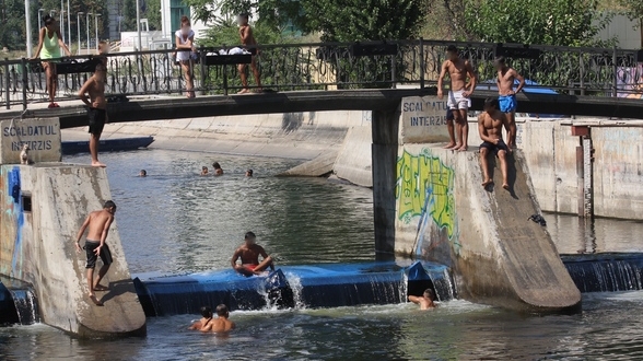 Ce se intampla cand afara sunt peste 40 de grade Celsius si nu ai bani sa mergi la strand? Mai multi bucuresteni au gasit solutia!