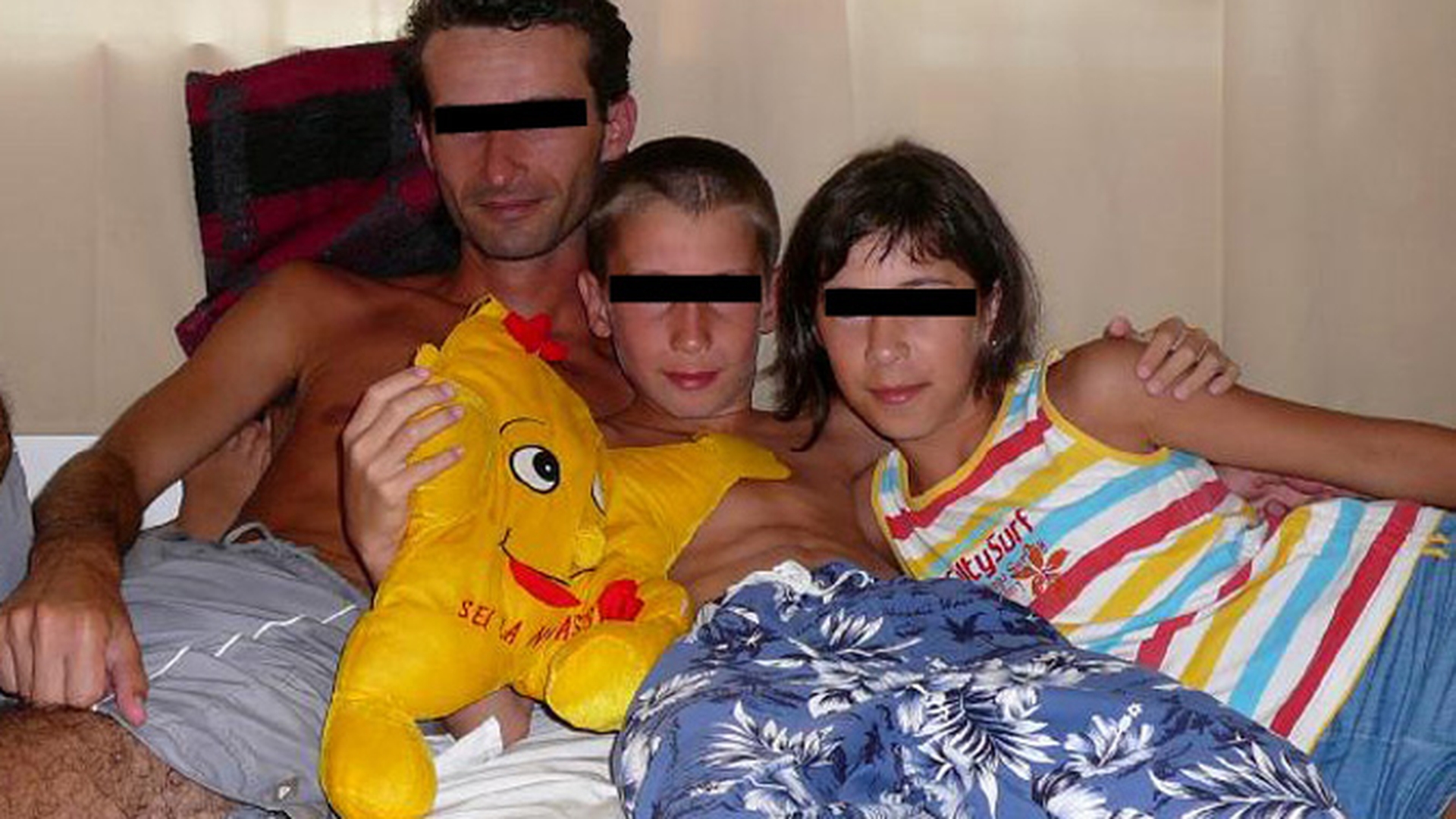 Imaginile groazei! Profesorul "bolnav" din Targu Mures se fotografia dezbracat alaturi de copiii goi. Vezi fotografiile nerecomandate parintilor