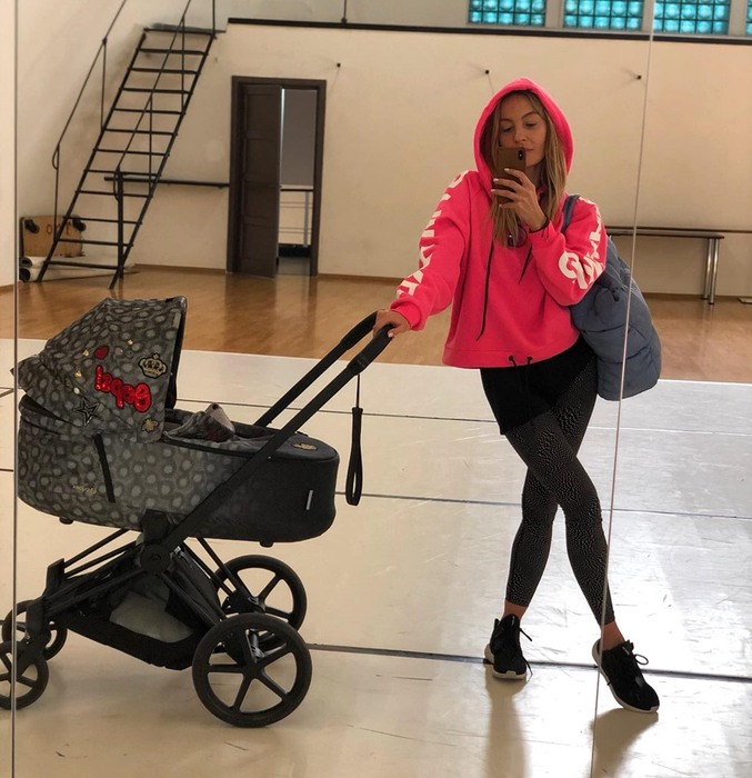 Flavia Mihășan s-a pozat în bustiera de alăptat. Cum arată abdomenul ei la 5 luni după ce a născut