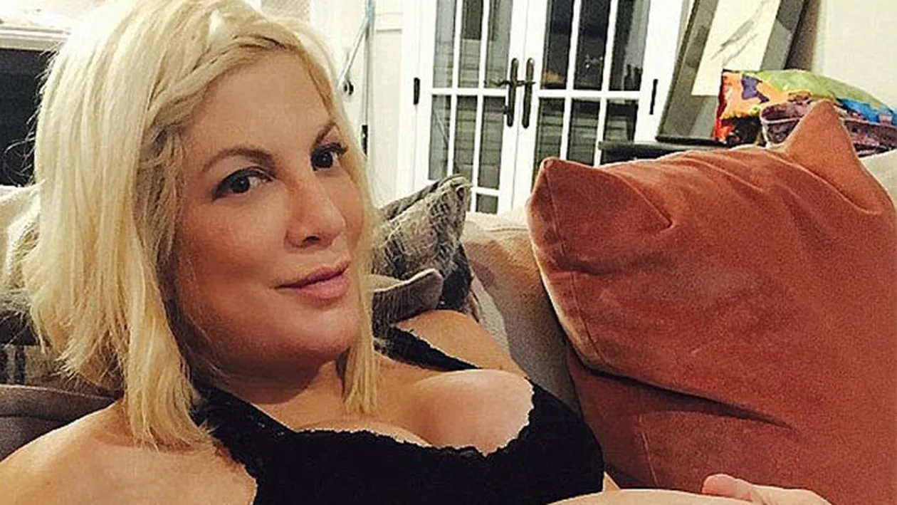 TORI SPELLING a devenit mămică! Prima imagine cu băieţelul actriţei