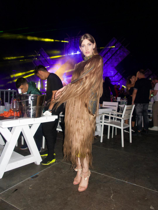 Iulia Albu a purtat o rochie din păr natural