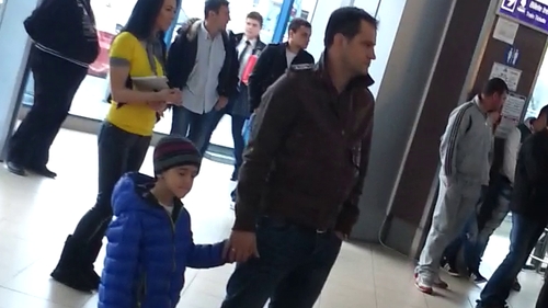 Serban Huidu si fiul sau cel mare au organizat un mic comitet de primire pentru un cuplu de prieteni! Vezi cum i-au asteptat!