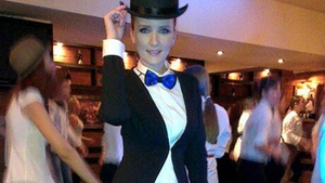 La kangoo jumps în costum bărbătesc! Uite cum s-a prezentat Ioana Maria Moldovan la un party!