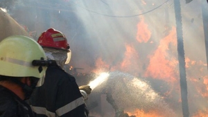 O mamă și bebelușul ei, evacuați cu autoscara pompierilor în urma unui incendiu, în Argeş