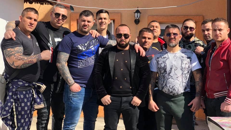 Bairam cu bere la promoție în familia Cordunenilor. Cum au sărbătorit interlopii venirea acasă a lui Adrian „Beleaua”