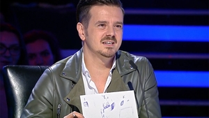 Am aflat ce scrie, de fapt, Mihai Petre pe foaia lui în timp ce jurizează Românii au Talent. Prima imagine cu hârtia juratului Pro TV