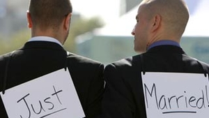 Biserica a acceptat sa binecuvanteze casatoriile intre persoane de acelasi sex! Cuplurile gay isi pot uni destinele si in fata lui Dumnezeu!