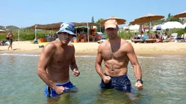 Mircea Badea si-a tras poze de hi5! A facut pe spartanul la malul marii!