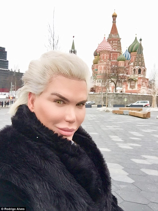 Păpușa Ken a ajuns tocmai în Rusia. Cum au reacționat oamenii de pe stradă!